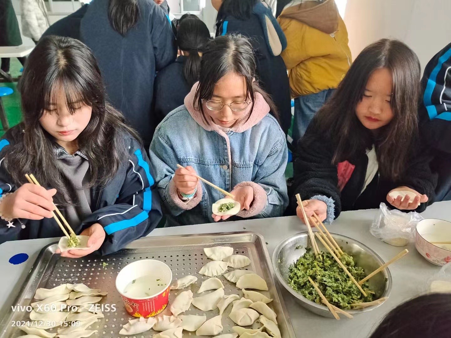 情暖校園，你是主“餃”！我校舉行周末實(shí)踐活動(dòng)——包餃子